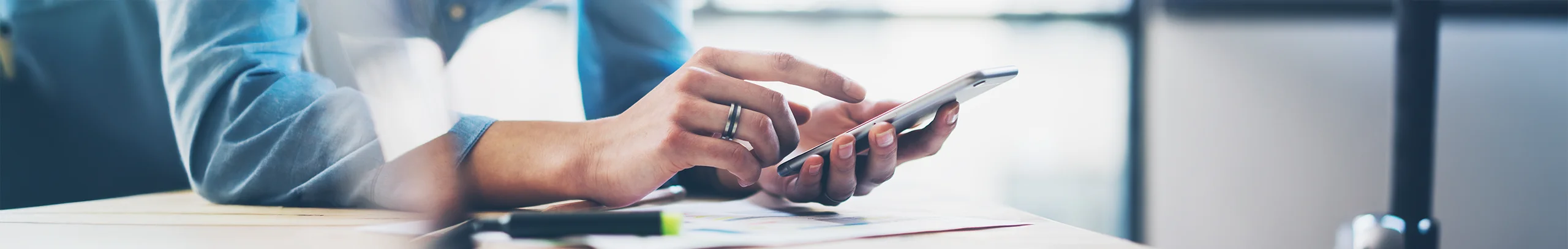 Persona utilizando un smartphone para contactar con eCAS Solutions.