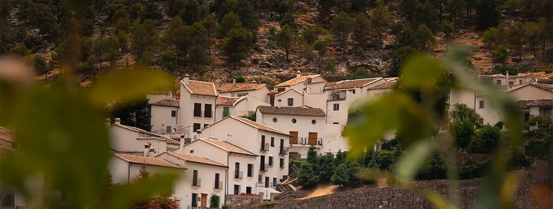 Pueblo en Cáceres con vista panorámica, destacando su integración en el programa de digitalización rural.