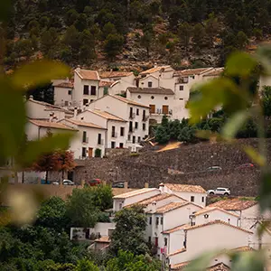 Vista de un pueblo en Cáceres rodeado de naturaleza, representando el proceso de digitalización rural.