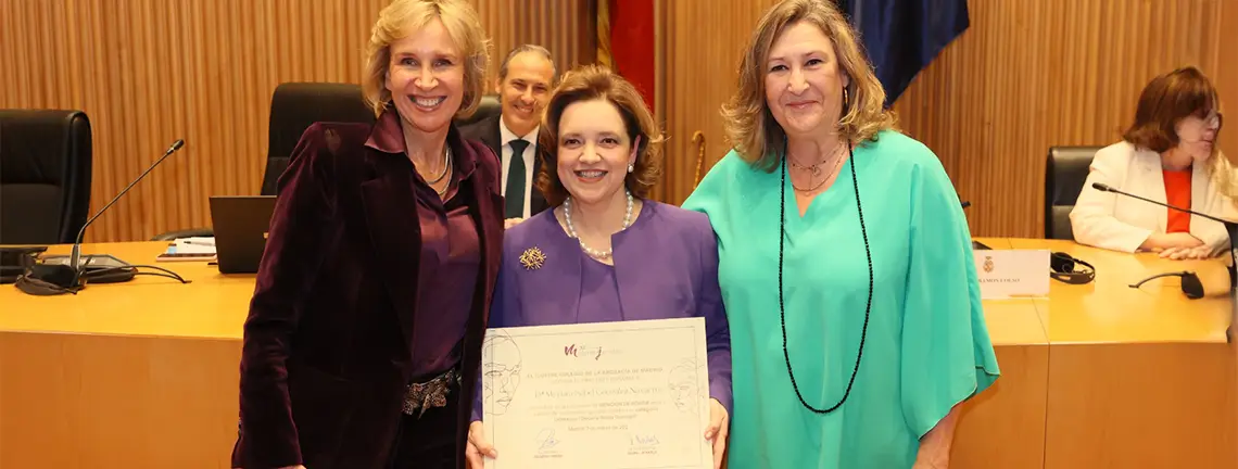 Magdalena Suárez junto a destacadas figuras jurídicas tras recibir el Premio Liderazgo en Madrid.